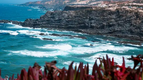 Passadiço costeiro em Portugal ao pôr do sol