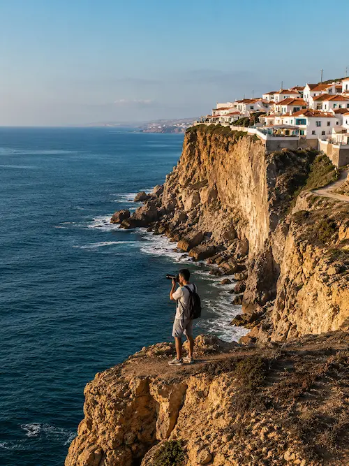 Falésias douradas e trilho junto ao mar no Algarve