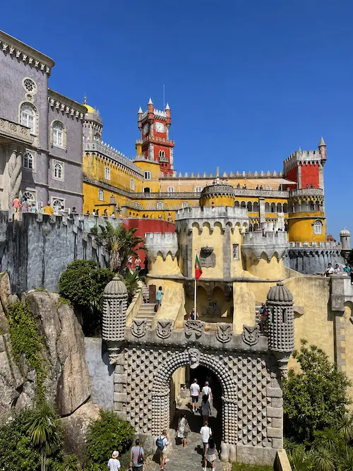 Praia tranquila no Algarve com água azul